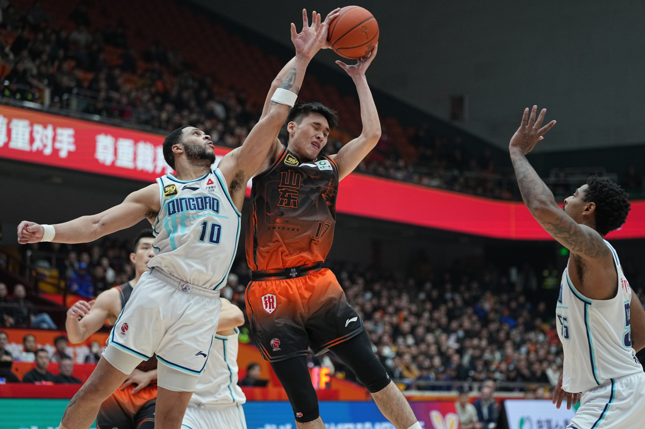 NBA常规赛赛程吃紧，夏洛特黄蜂今晨更衣室发声，赛场秩序良好，心理建设被强调的简单介绍