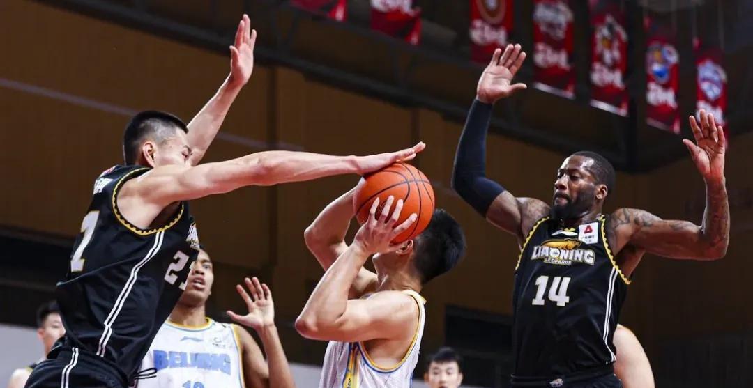 包含CBA季后赛加时末段再迎强敌；纽约尼克斯再遭质疑；主帅态度：话题不断；年轻球员得到机会的词条